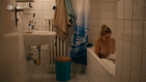 Annika Blendl - Pussy Scenes in Kommissarin Heller s01e02 (2014)