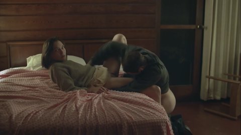 Hannah Gross, Lowell Hutcheson - Pussy Scenes in The Mountain Between Us (2018)